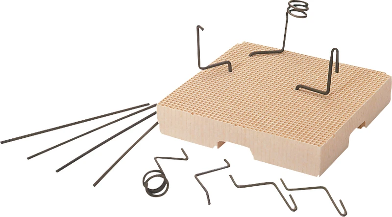 Mesh-Tray  Packung  1 Brenngutträger, 1 Halteelement aus einer hochtemperaturbeständigen Speziallegierung, 6 vorgeformte Träger für Front- und Seitenzähne, 4 ungeformte Träger zum individuellen Biegen, 2 Grundplatten ca. 55 x 53 mm